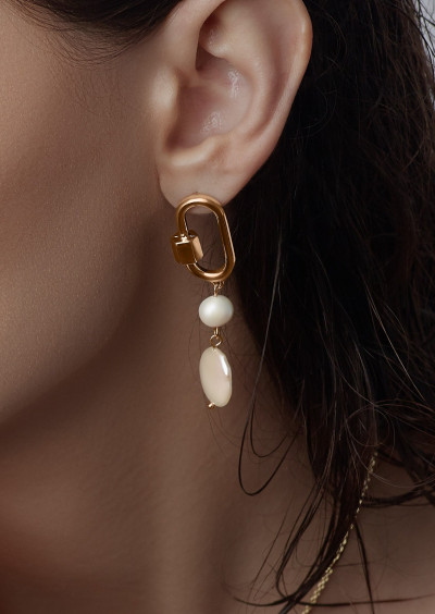 Enticing pearl earrings